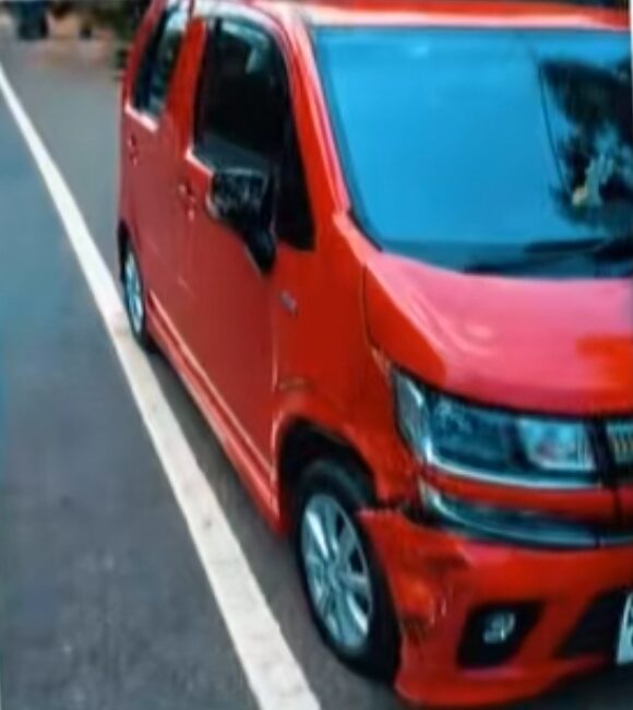 Red Suzuki Wagon R with a damaged front bumper before repair
